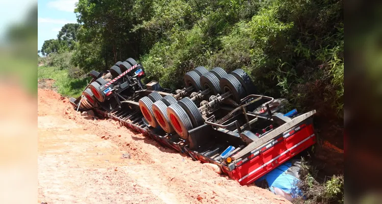Caminhão tomba próximo a obras da rodovia na PR-151