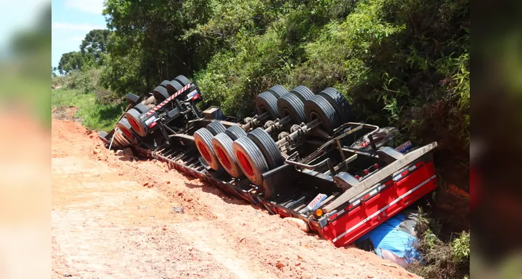 Caminhão tomba próximo a obras da rodovia na PR-151