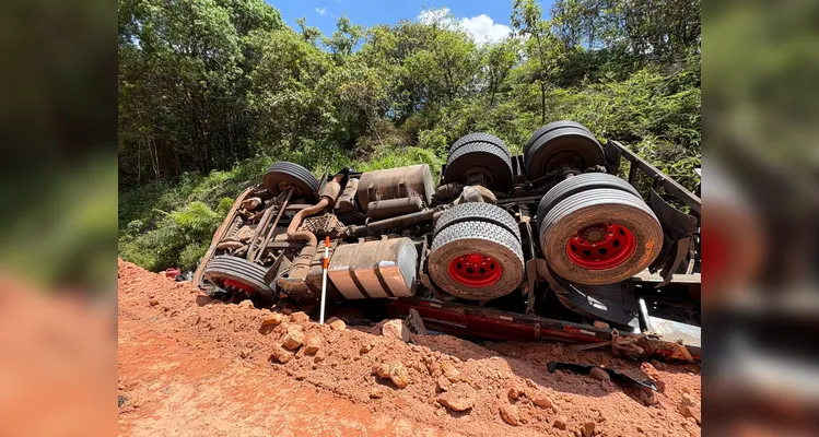 Caminhão tomba próximo a obras da rodovia na PR-151