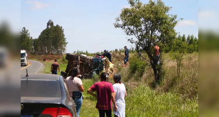 Tombamento na PR-151 deixa condutor preso em caminhão; veículo tem risco de explosão