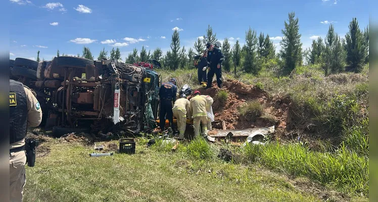 Tombamento na PR-151 deixa condutor preso em caminhão; veículo tem risco de explosão