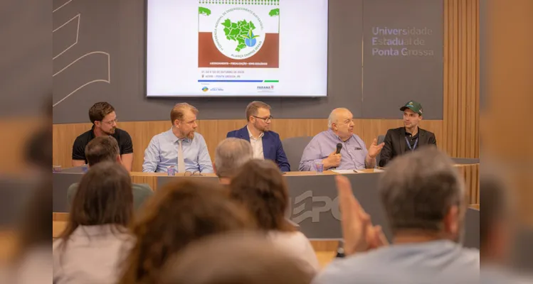 UEPG recebe visita do Secretário de Desenvolvimento Sustentável Rafael Greca
