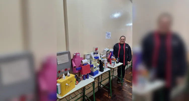 A produção envolveu recorte, colagem e montagem, permitindo que as crianças aplicassem seus conhecimentos de maneira lúdica e concreta.