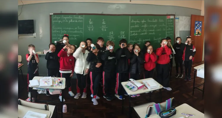 A ação engajou os alunos e envolveu os familiares na criação dos telescópios.