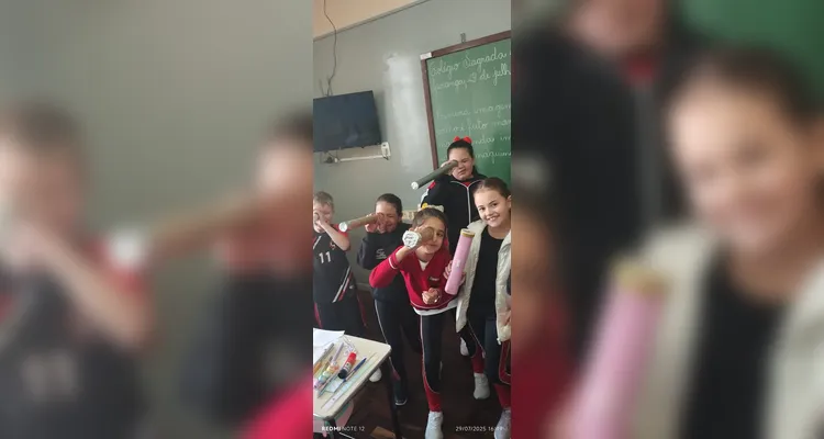 A ação engajou os alunos e envolveu os familiares na criação dos telescópios.