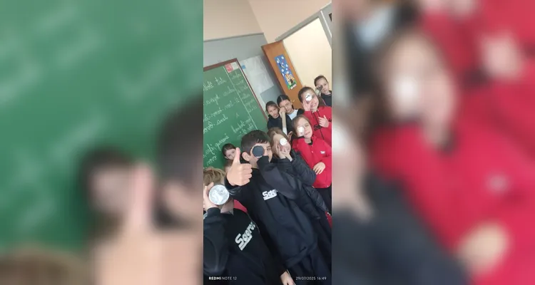 A ação engajou os alunos e envolveu os familiares na criação dos telescópios.