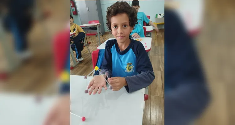Os educados montaram cubos, pirâmides e prismas utilizando balas de goma e palitos.