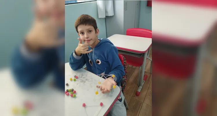 Os educados montaram cubos, pirâmides e prismas utilizando balas de goma e palitos.