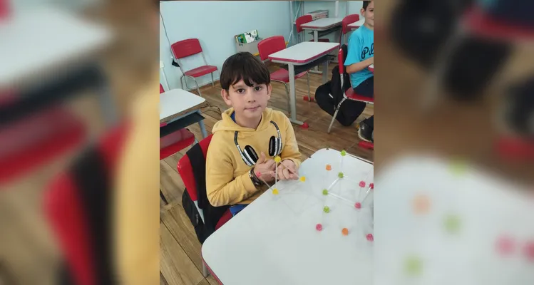 Os educados montaram cubos, pirâmides e prismas utilizando balas de goma e palitos.