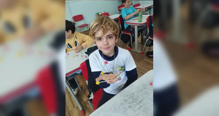 Os educados montaram cubos, pirâmides e prismas utilizando balas de goma e palitos.