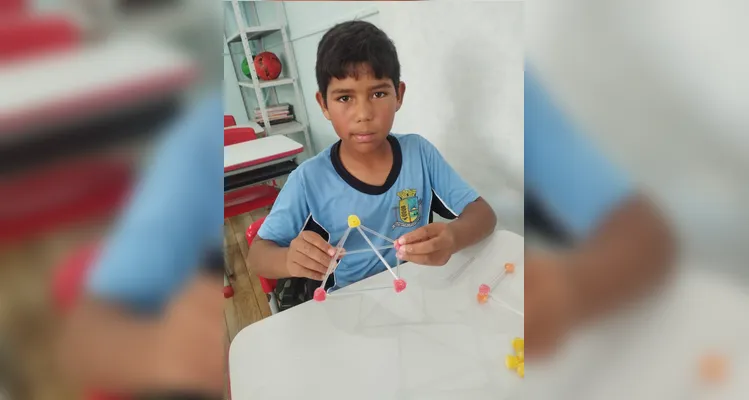 Os educados montaram cubos, pirâmides e prismas utilizando balas de goma e palitos.