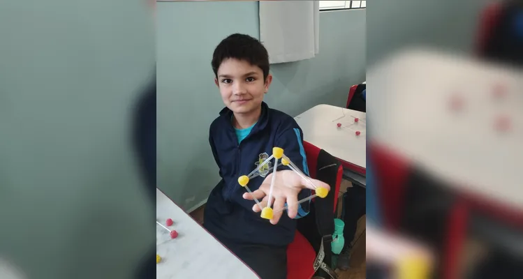 Os educados montaram cubos, pirâmides e prismas utilizando balas de goma e palitos.