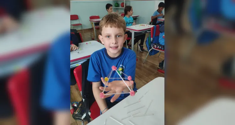 Os educados montaram cubos, pirâmides e prismas utilizando balas de goma e palitos.