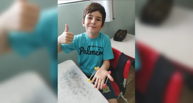 Os educados montaram cubos, pirâmides e prismas utilizando balas de goma e palitos.