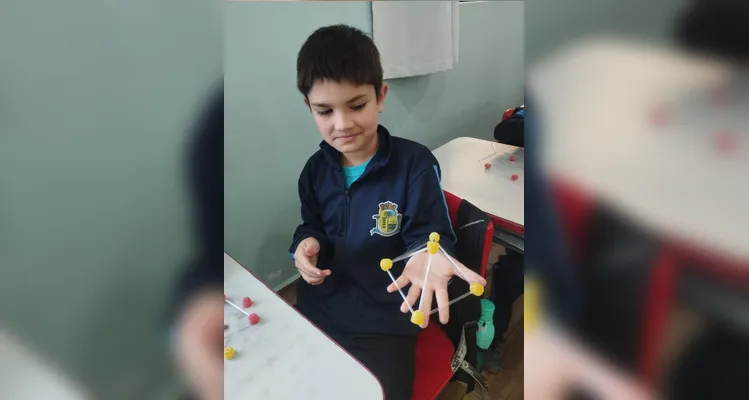 Os educados montaram cubos, pirâmides e prismas utilizando balas de goma e palitos.