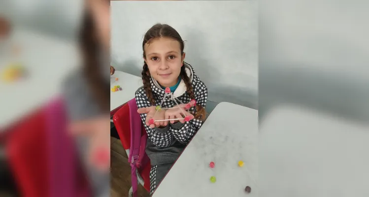 Os educados montaram cubos, pirâmides e prismas utilizando balas de goma e palitos.