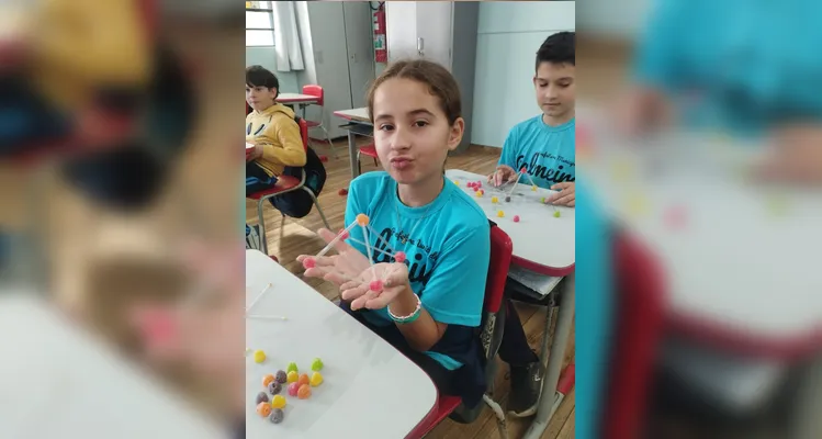 Os educados montaram cubos, pirâmides e prismas utilizando balas de goma e palitos.