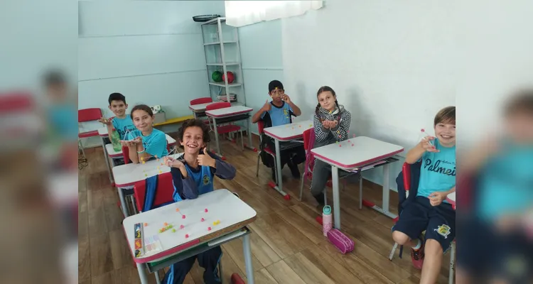 Os educados montaram cubos, pirâmides e prismas utilizando balas de goma e palitos.