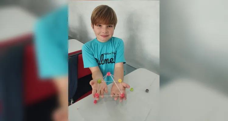 Os educados montaram cubos, pirâmides e prismas utilizando balas de goma e palitos.