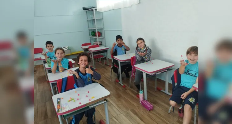 Os educados montaram cubos, pirâmides e prismas utilizando balas de goma e palitos.