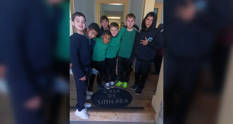 Durante a saída a campo, os alunos conheceram a Casa de Sinhara, em Castro, e o Parque Histórico de Carambeí.