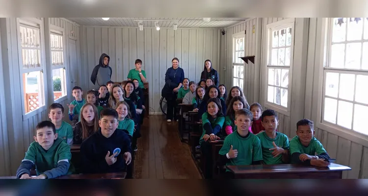 Durante a saída a campo, os alunos conheceram a Casa de Sinhara, em Castro, e o Parque Histórico de Carambeí.