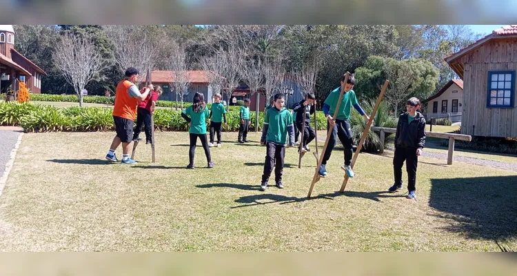 Durante a saída a campo, os alunos conheceram a Casa de Sinhara, em Castro, e o Parque Histórico de Carambeí.