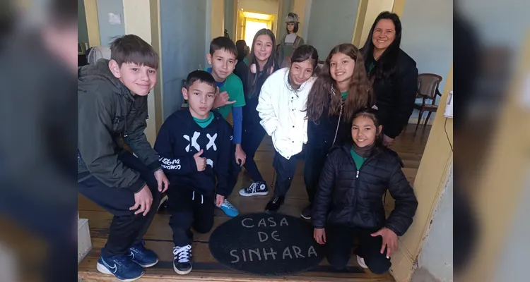 Durante a saída a campo, os alunos conheceram a Casa de Sinhara, em Castro, e o Parque Histórico de Carambeí.