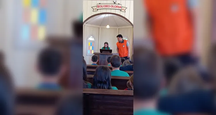 Durante a saída a campo, os alunos conheceram a Casa de Sinhara, em Castro, e o Parque Histórico de Carambeí.