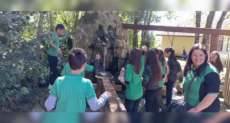Durante a saída a campo, os alunos conheceram a Casa de Sinhara, em Castro, e o Parque Histórico de Carambeí.