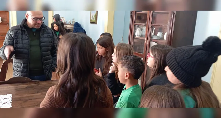 Durante a saída a campo, os alunos conheceram a Casa de Sinhara, em Castro, e o Parque Histórico de Carambeí.
