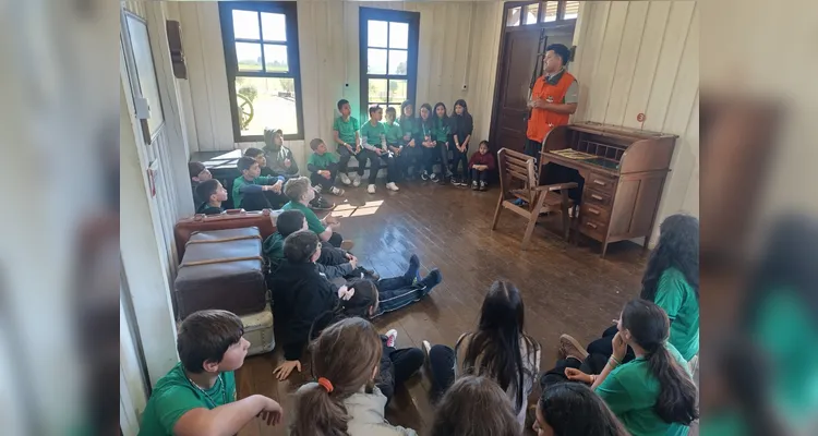 Durante a saída a campo, os alunos conheceram a Casa de Sinhara, em Castro, e o Parque Histórico de Carambeí.