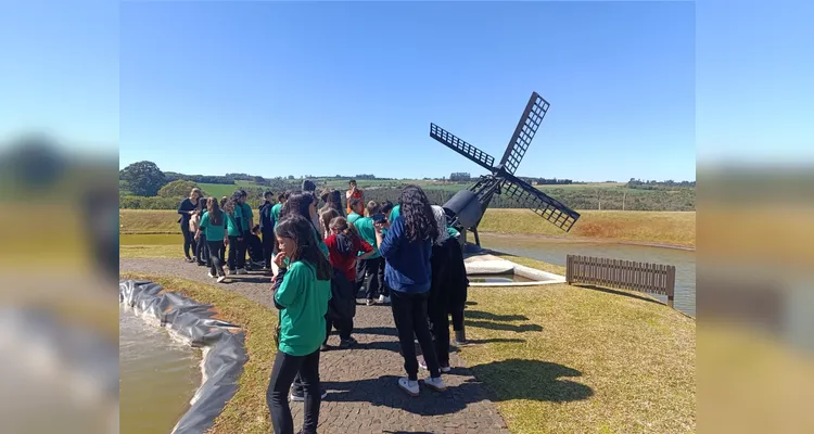 Durante a saída a campo, os alunos conheceram a Casa de Sinhara, em Castro, e o Parque Histórico de Carambeí.