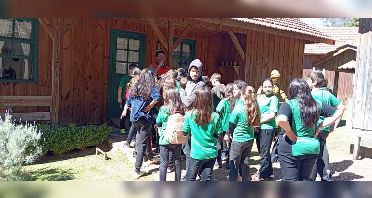 Durante a saída a campo, os alunos conheceram a Casa de Sinhara, em Castro, e o Parque Histórico de Carambeí.