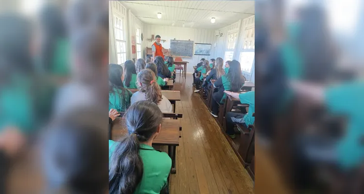 Durante a saída a campo, os alunos conheceram a Casa de Sinhara, em Castro, e o Parque Histórico de Carambeí.
