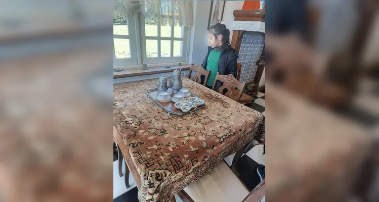 Durante a saída a campo, os alunos conheceram a Casa de Sinhara, em Castro, e o Parque Histórico de Carambeí.