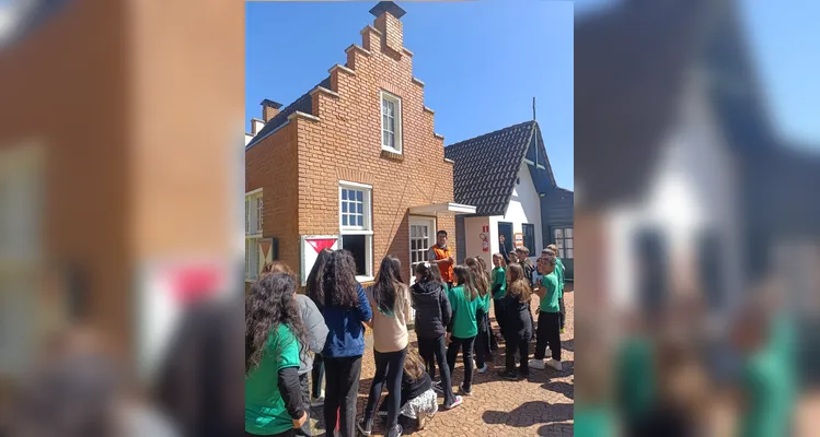 Durante a saída a campo, os alunos conheceram a Casa de Sinhara, em Castro, e o Parque Histórico de Carambeí.