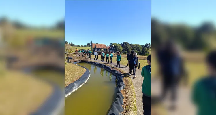 Durante a saída a campo, os alunos conheceram a Casa de Sinhara, em Castro, e o Parque Histórico de Carambeí.