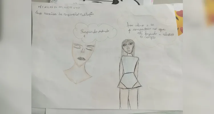 Como ações a classe confeccionou fantoches de diferentes emoções e elaboraram uma dramatização, além de criarem um livro sobre a temática.