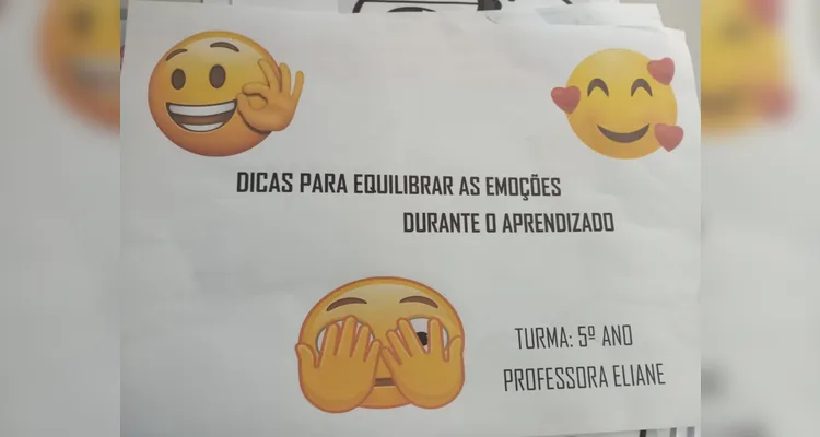 Como ações a classe confeccionou fantoches de diferentes emoções e elaboraram uma dramatização, além de criarem um livro sobre a temática.