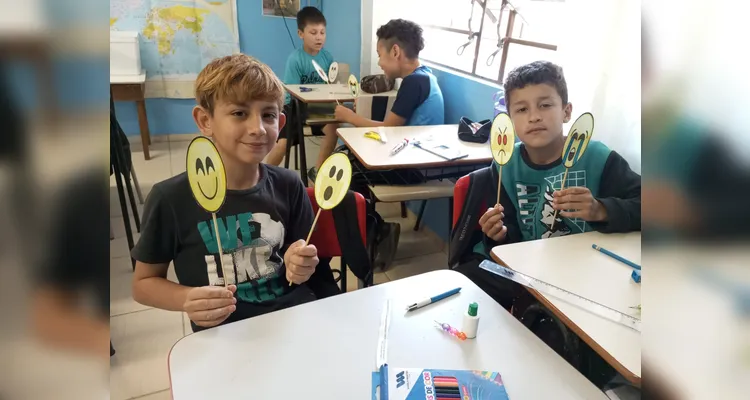 Como ações a classe confeccionou fantoches de diferentes emoções e elaboraram uma dramatização, além de criarem um livro sobre a temática.