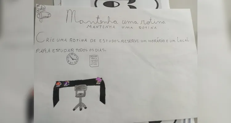 Como ações a classe confeccionou fantoches de diferentes emoções e elaboraram uma dramatização, além de criarem um livro sobre a temática.