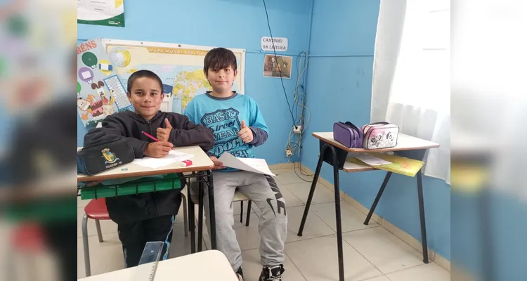 Como ações a classe confeccionou fantoches de diferentes emoções e elaboraram uma dramatização, além de criarem um livro sobre a temática.