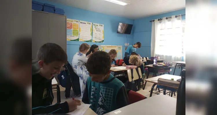 Como ações a classe confeccionou fantoches de diferentes emoções e elaboraram uma dramatização, além de criarem um livro sobre a temática.