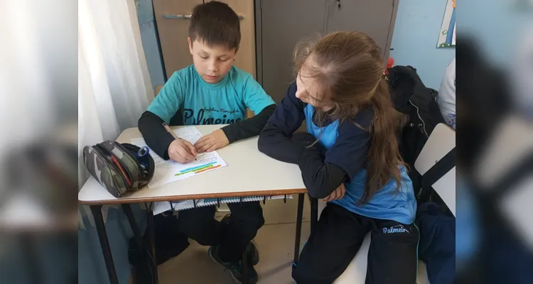 Como ações a classe confeccionou fantoches de diferentes emoções e elaboraram uma dramatização, além de criarem um livro sobre a temática.