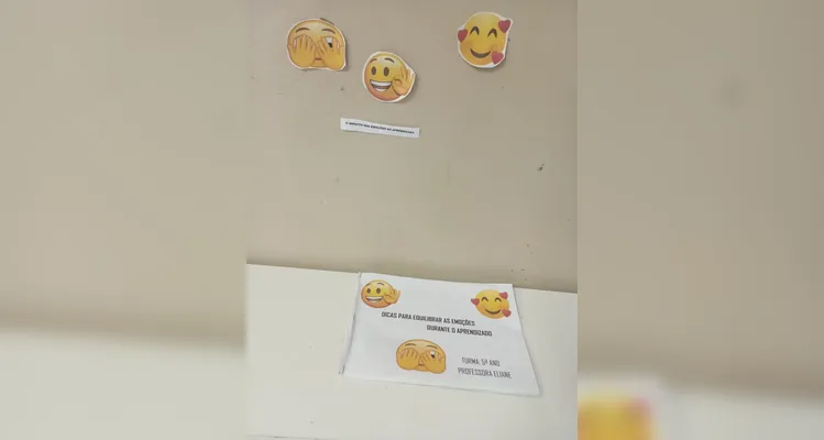 Como ações a classe confeccionou fantoches de diferentes emoções e elaboraram uma dramatização, além de criarem um livro sobre a temática.