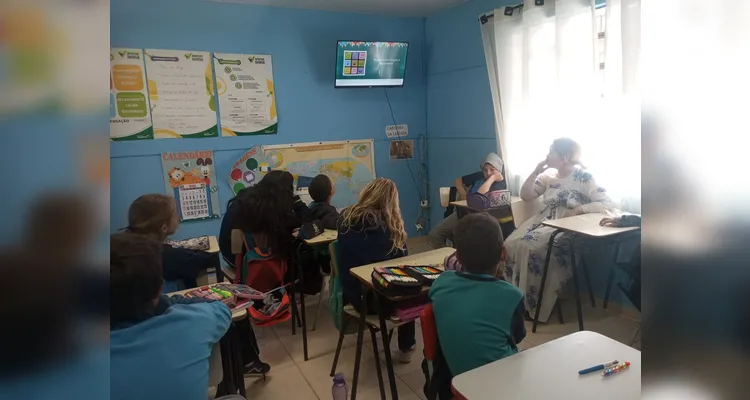 Como ações a classe confeccionou fantoches de diferentes emoções e elaboraram uma dramatização, além de criarem um livro sobre a temática.