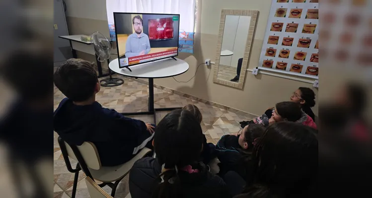 A turma utilizou as videoaulas do Vamos Ler em parceria com a Unimed Ponta Grossa, confeccionou pratos saudáveis com recortes em papelão e cartazes de conscientização e por fim preparou um sanduíche natural junto a professora.