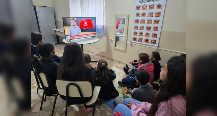 A turma utilizou as videoaulas do Vamos Ler em parceria com a Unimed Ponta Grossa, confeccionou pratos saudáveis com recortes em papelão e cartazes de conscientização e por fim preparou um sanduíche natural junto a professora.