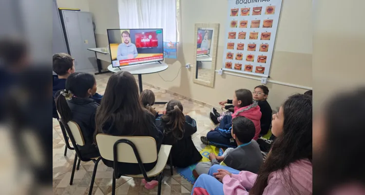 A turma utilizou as videoaulas do Vamos Ler em parceria com a Unimed Ponta Grossa, confeccionou pratos saudáveis com recortes em papelão e cartazes de conscientização e por fim preparou um sanduíche natural junto a professora.